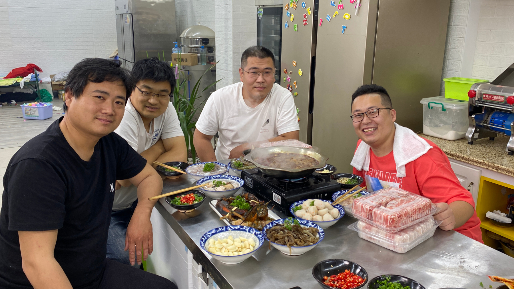1只龙虾,10颗鲍鱼,4斤羊肉,叫上几位朋友,来顿火锅好好喝一场